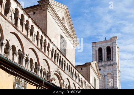 Detail der Fassade der Kathedrale von Ferrara von der Piazza Trento Trieste, Italien Stockfoto