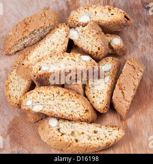 italienischer Mandel-Cantuccini auf Holztisch hautnah Stockfoto