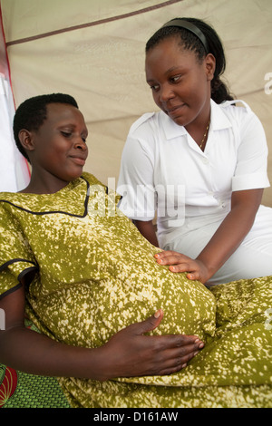 Eine schwangere Frau erhält eine Prüfung der Gesundheit von Müttern in einer mobilen Klinik in Kyanjojo, Uganda, Ostafrika. Stockfoto