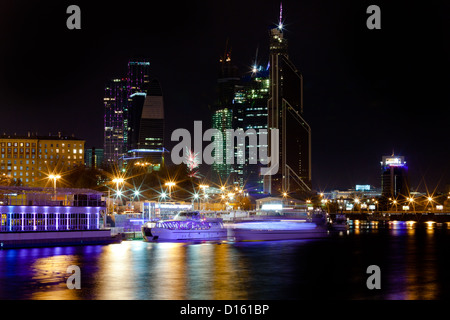 Nacht Panorama des Moskwa-Flusses Moskwa-City auf Hintergrund, Russland Stockfoto