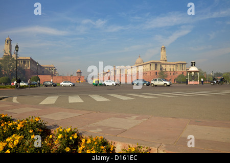 Fahrzeuge passieren vor Rashtrapati Bhavan und Ministerien in Raisina Hill in New Delhi, Indien Stockfoto