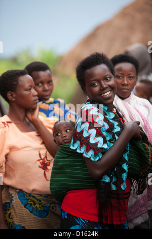 Mutter und Kind in Kitugutu Dorf, Kyenjojo District, Uganda. Stockfoto
