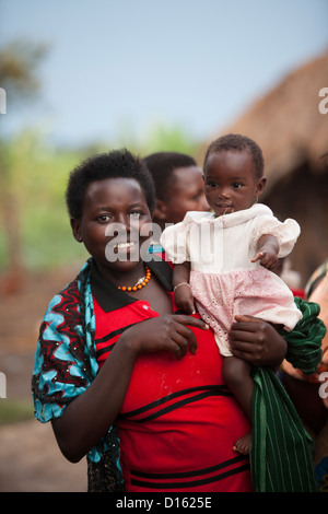 Mutter und Kind in Kitugutu Dorf, Kyenjojo District, Uganda. Stockfoto