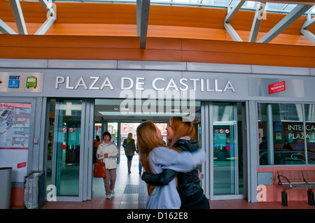 Zwei Mädchen an der u-Bahn-Station umarmt. Plaza de Castilla, Madrid, Spanien. Stockfoto