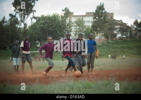 Fußball spielen Schüler nach dem Unterricht in Nyeri, Kenia, Ostafrika. Stockfoto