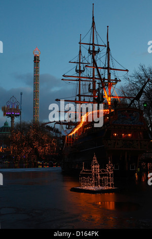 Die Piraten-Fregatte auf dem Tivoli-See auf dem Weihnachtsmarkt in Kopenhagen, Dänemark. Ein Familien-Restaurant namens Pirateriet. Stockfoto