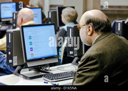 Erwachsene lernen EDV-Kenntnisse Stockfoto