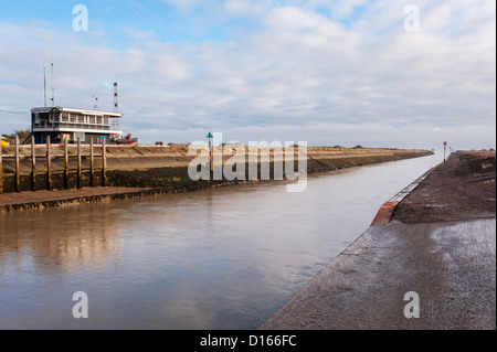 Am Fluss Rother Gezeiten Wände Meer Flut Abwehrkräfte, Rye Harbour, Sussex. Stockfoto