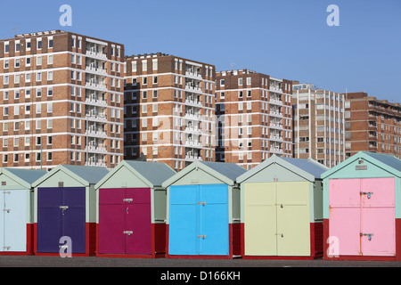 Bunten Strandhäuschen entlang der Promenade in Hove in East Sussex. TV News-Reader hat Kate Silverton hat eine Hütte gekauft. Stockfoto