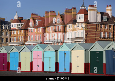 Bunten Strandhäuschen entlang der Promenade in Hove in East Sussex. TV News-Reader hat Kate Silverton hat eine Hütte gekauft. Stockfoto