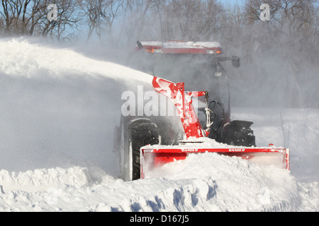 Rot-Schneefräse löscht verschneiten Straßen in Montreal, Kanada. Stockfoto