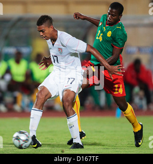 Patrick Ekeng der Cameroon (R) Drücke Bryan Arguez der Vereinigten Staaten (L) während der 2009 FIFA U-20-WM Gruppe C-Spiel. Stockfoto