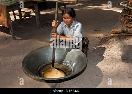 Khmer Frau rühren Palm Sap in einer beheizten traditionellen Metall-Pfanne, Palmzucker, genannt Skor Tnout, Siem Reap, Kambodscha Stockfoto