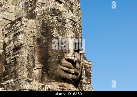 Lächeln Gesicht mit ein Mystiker in geschnitzten Stein, Bayon Tempel, Angkor Thom, Siem Reap, Kambodscha Stockfoto