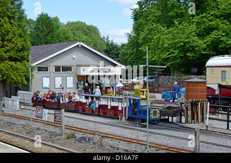 Betws y Coed Bahnhof & Conwy Valley Railway Geschäft und ein Museum mit Menschen reisen auf Miniatur-eisenbahn Clwyd North Wales UK Stockfoto