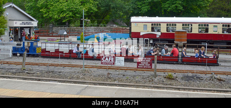 Betws y Coed Bahnhof & Conwy Valley Railway Geschäft und ein Museum mit Menschen reisen auf Miniatur-eisenbahn Clwyd North Wales UK Stockfoto