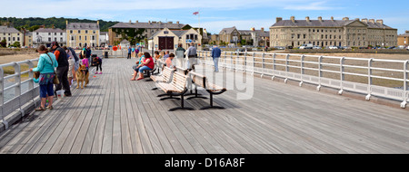 Menschen auf der Pier in Beaumaris östlichen Eingang des Menaistraße auf Anglesey Gwynedd North Wales UK Stockfoto