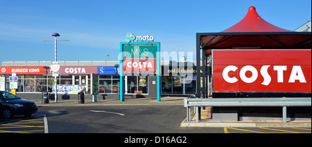 Die Marke Costa beschildert und verkauft Geschäfte auf dem Parkplatz der Autobahnservicestelle, der von Moto an der M1 in Todddington Bedfordshire England betrieben wird Stockfoto