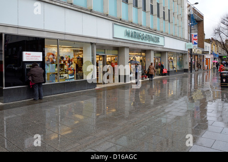 Regen auf Einkaufsmöglichkeiten High Street außerhalb Marks and Spencer speichern Stockfoto