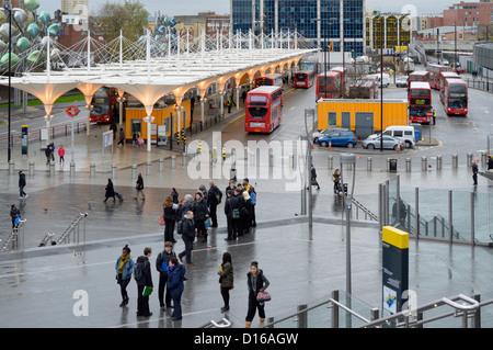 Stratford Bus und Bahnhof Halle an einem nassen Wintertag Stockfoto