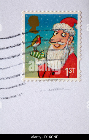 First Class Stempel mit Weihnachtsmann Holding ein Robin auf weißen Umschlag stecken Stockfoto