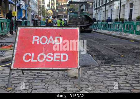 Straße gesperrt-Schild mit Baustellen auf Street in London durchgeführt werden Stockfoto