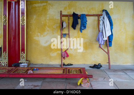 Klamotten auf einem provisorischen Bahnhof während Tür Restaurierung in der Zitadelle von Hue in Zentralvietnam durchgeführt wird Stockfoto