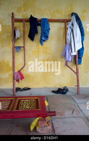 Klamotten auf einem provisorischen Bahnhof während Tür Restaurierung in der Zitadelle von Hue in Zentralvietnam durchgeführt wird Stockfoto