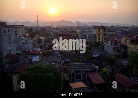 Sonnenuntergang über den Bergen hinter Ninh Binh in Vietnam Asien Stockfoto