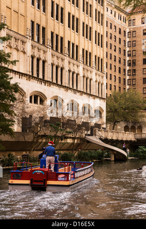 Leere Binnenschiff lagen seinen Weg flussaufwärts durch das San Antonio Riverwalk Parksystem. Stockfoto