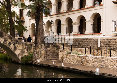 Besucher genießen Sie die elegante Umgebung am Riverwalk in San Antonio, Texas. Stockfoto