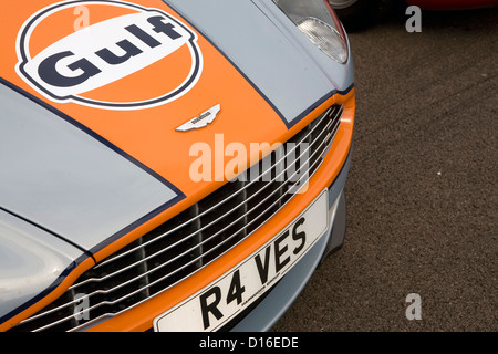 Vorne eine moderne Aston Martin Supersportwagen in Golf farbige Lackierung. Stockfoto