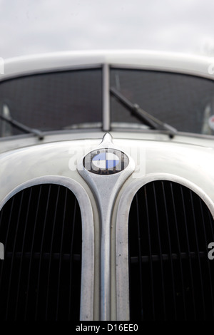 Die markanten Abzeichen und Niere geformten Grill auf der Vorderseite eines Jahrgangs BMW. Stockfoto