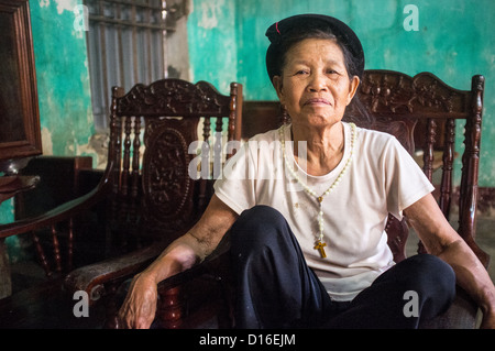 Vietnamesische Frauenporträt innerhalb ihrer Wohnung Stockfoto