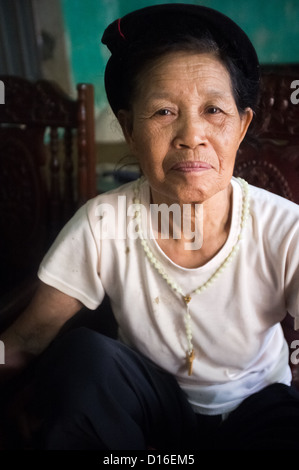 Vietnamesische Frauenporträt innerhalb ihrer Wohnung Stockfoto