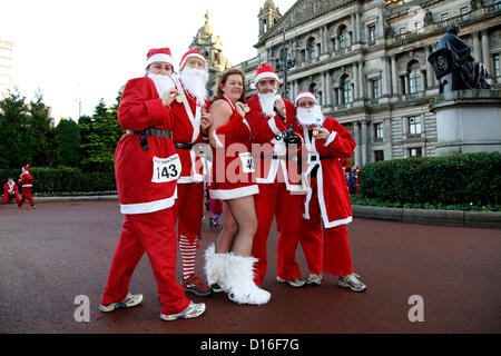 Glasgow, Schottland. Sonntag, 9. Dezember 2012.From von links nach rechts, Vicki O'Hare, John Munro, Helen Munro, Paul McGonnell und Angela Baron, allen Freunden, die kommen aus Glasgow und genießen in der so viele Liebe Spaß läuft, wie sie können. Alamy Live-Nachrichten Stockfoto