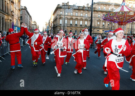 Glasgow, Schottland. Sonntag, 9. Dezember 2012 Auswahl von Läufern, die Verarbeitung der Nächstenliebe Volkslauf in George Square. Alamy Live-Nachrichten Stockfoto