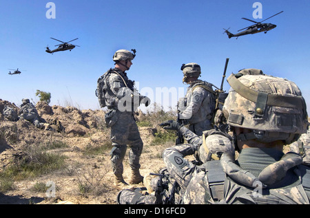 US-Soldaten warten von Helikoptern 22. März 2009 südlich von Balad Ruz, Irak abgeholt werden. Stockfoto