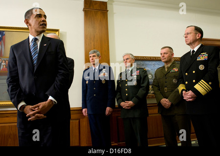 US-Präsident Barack Obama richtet sich die Medien bei seinem ersten Besuch im Pentagon seit er Oberbefehlshaber 28. Januar 2009. Flankiert wird er von US-Luftwaffe Stabschef General Norton Schwartz, US Army Stabschef General George Casey, stellvertretender Vorsitzender der Joint Chiefs Of Staff und US Marine General James Cartwright und Vorsitzender der Joint Chiefs Of Staff und US Marine Admiral Mike Mullen. Obama und Vize-Präsident Joe Biden traf sich mit US-Verteidigungsminister Robert M. Gates und allen Service-Chefs weiterkommen ihrer Eingaben auf dem Weg in Afghanistan und im Irak. Stockfoto