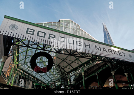 Borough Market Zeichen, Weihnachtskranz & Gebäude mit der Scherbe im Hintergrund London Bridge, London UK KATHY DEWITT Stockfoto