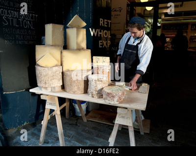 Neil's Yard Dairy Covent Garden Käse Abschaltdruck außerhalb der Park Street Shop in der Nähe von Borough Market London Bridge England UK KATHY DEWITT Stockfoto