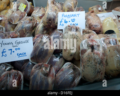 Wildtierfleisch von Birkhühnern und -fasanen zum Verkauf in Kunststoffverpackung, ausgestellt auf dem Borough Market, London Bridge, London, England, UK KATHY DEWITT Stockfoto