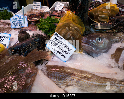 Whitby Kabeljaufilet Fisch auf dem Display on Ice auf einem Marktstand in Borough Market, London Bridge, London, England, UK KATHY DEWITT Stockfoto