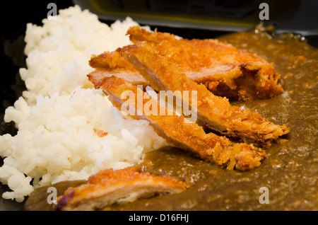 Japanische paniert tief gebratene Schweineschnitzel (Tonkatsu) serviert mit Reis und Curry-sauce Stockfoto