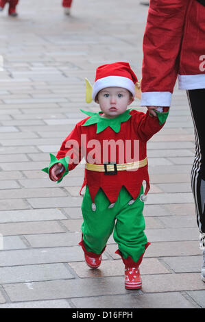 Sonntag, 9. Dezember 2012, ist Stadtzentrum von Glasgow, Schottland, UK, Glasgow 5 k Santa Dash.The Santa Dash, wird jährlich von rund 2000 Teilnehmer aller Altersgruppen zugunsten von Wohltätigkeitsorganisationen und gute Ursachen. Alamy Live-Nachrichten Stockfoto