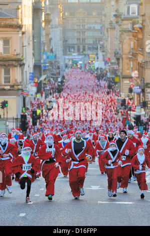 Sonntag, 9. Dezember 2012, ist Stadtzentrum von Glasgow, Schottland, UK, Glasgow 5 k Santa Dash.The Santa Dash, wird jährlich von rund 2000 Teilnehmer aller Altersgruppen zugunsten von Wohltätigkeitsorganisationen und gute Ursachen. Alamy Live-Nachrichten Stockfoto