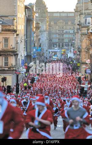 Sonntag, 9. Dezember 2012, ist Stadtzentrum von Glasgow, Schottland, UK, Glasgow 5 k Santa Dash.The Santa Dash, wird jährlich von rund 2000 Teilnehmer aller Altersgruppen zugunsten von Wohltätigkeitsorganisationen und gute Ursachen. Alamy Live-Nachrichten Stockfoto