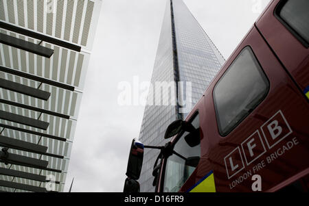 Vereinigtes Königreich, London. Mitglieder der Rettungsdienste verpflichten sich eine Ausbildung Excercie bei The Shard London, 9. Dezember 2012, westlichen Europas höchstes Gebäude. Die umfasste 15 Löschfahrzeuge und rund 75 Feuerwehrleute. GEORGE HENTON. Stockfoto