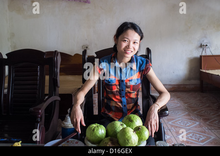 Vietnamesische Frauenporträt innerhalb ihrer Wohnung Stockfoto