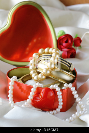 Geschenkbox mit gold und Perlen Schmuck Stockfoto